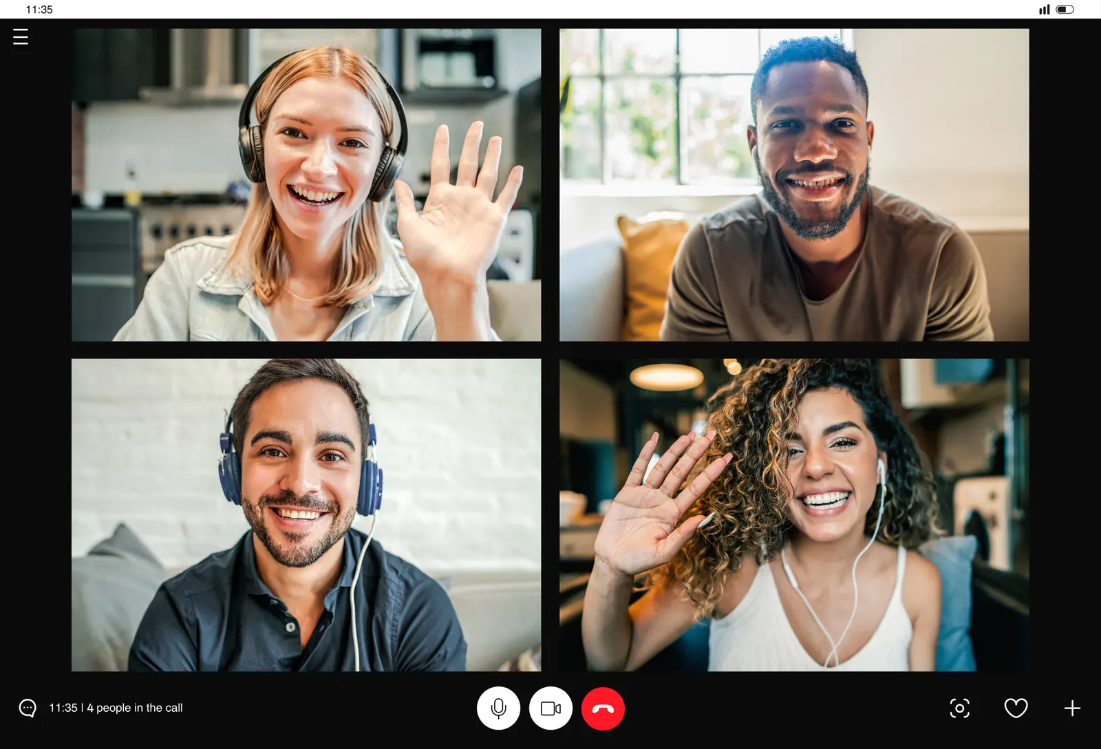 Vier collega’s in een Teams-videogesprek, elk in een eigen vak van het scherm